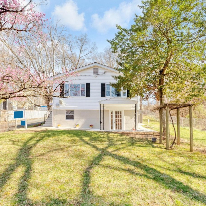 19005 Queen Dr, Triangle, VA