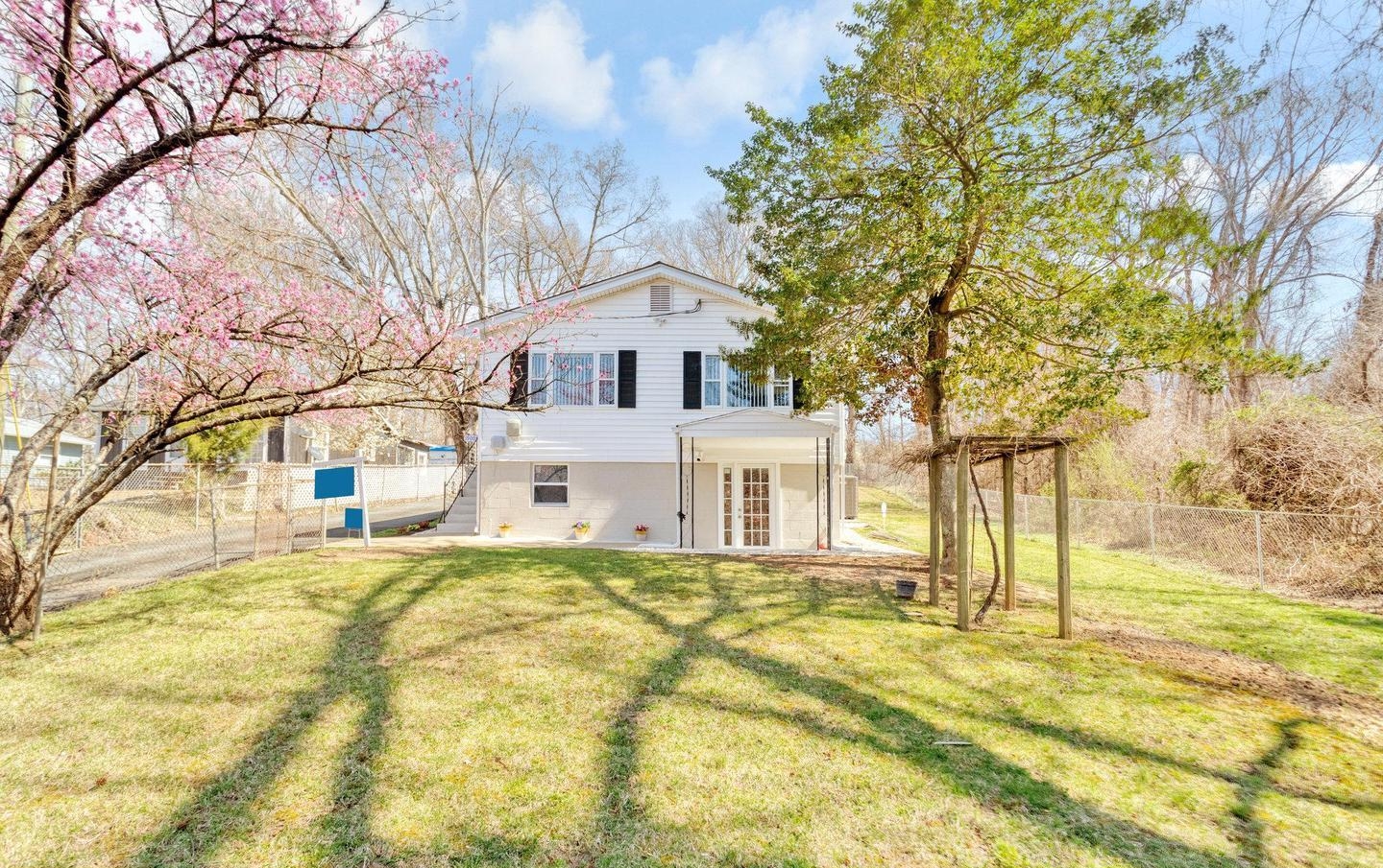 19005 Queen Dr, Triangle, VA