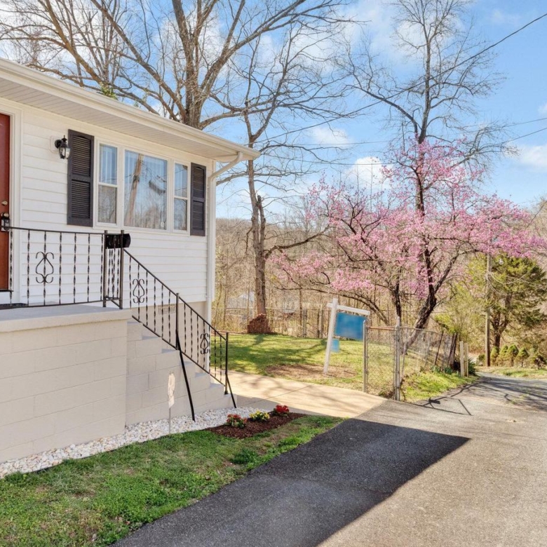 19005 Queen Dr, Triangle, VA
