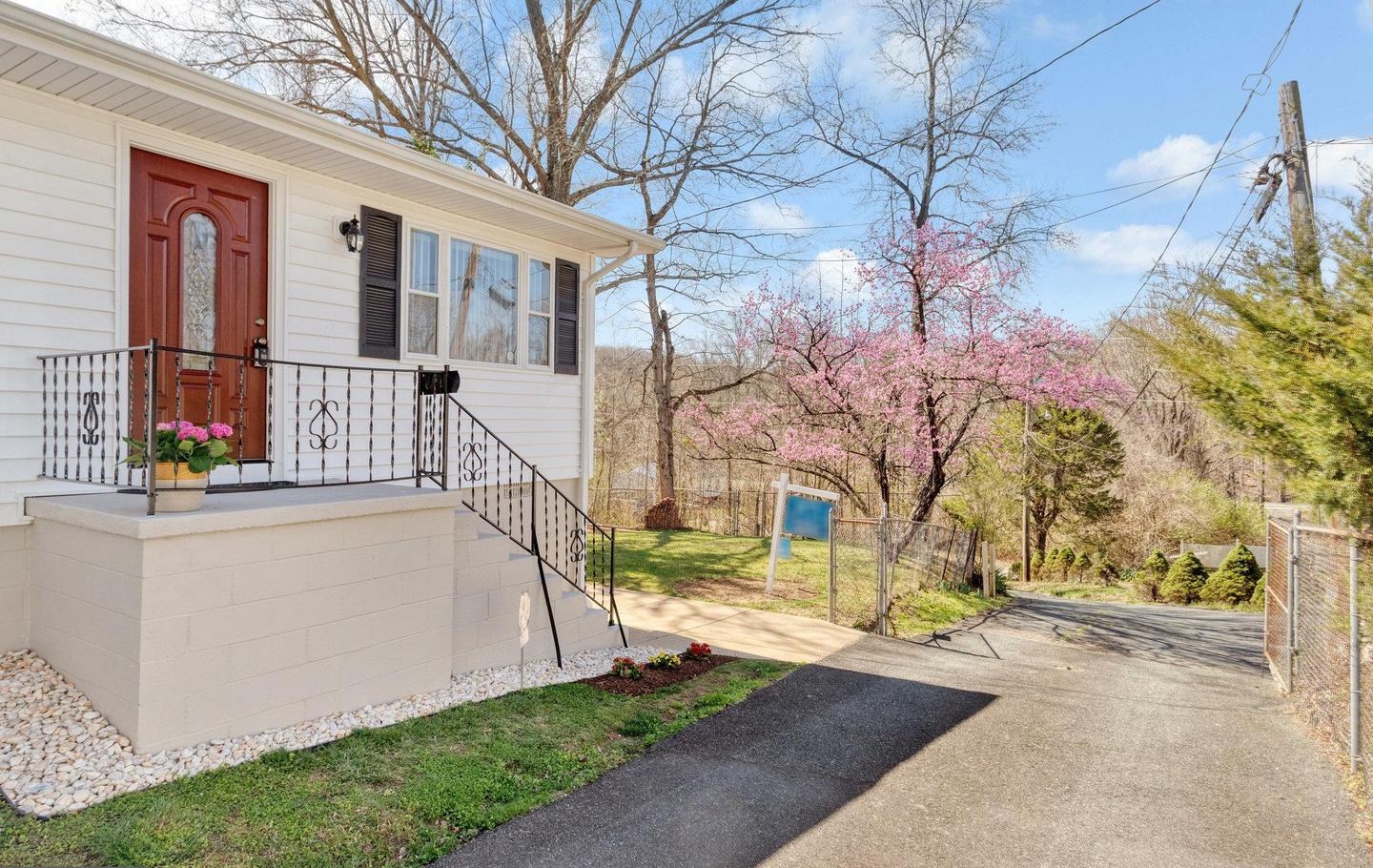 19005 Queen Dr, Triangle, VA