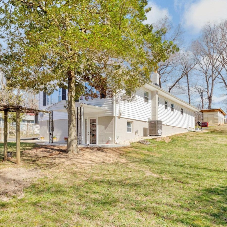 19005 Queen Dr, Triangle, VA