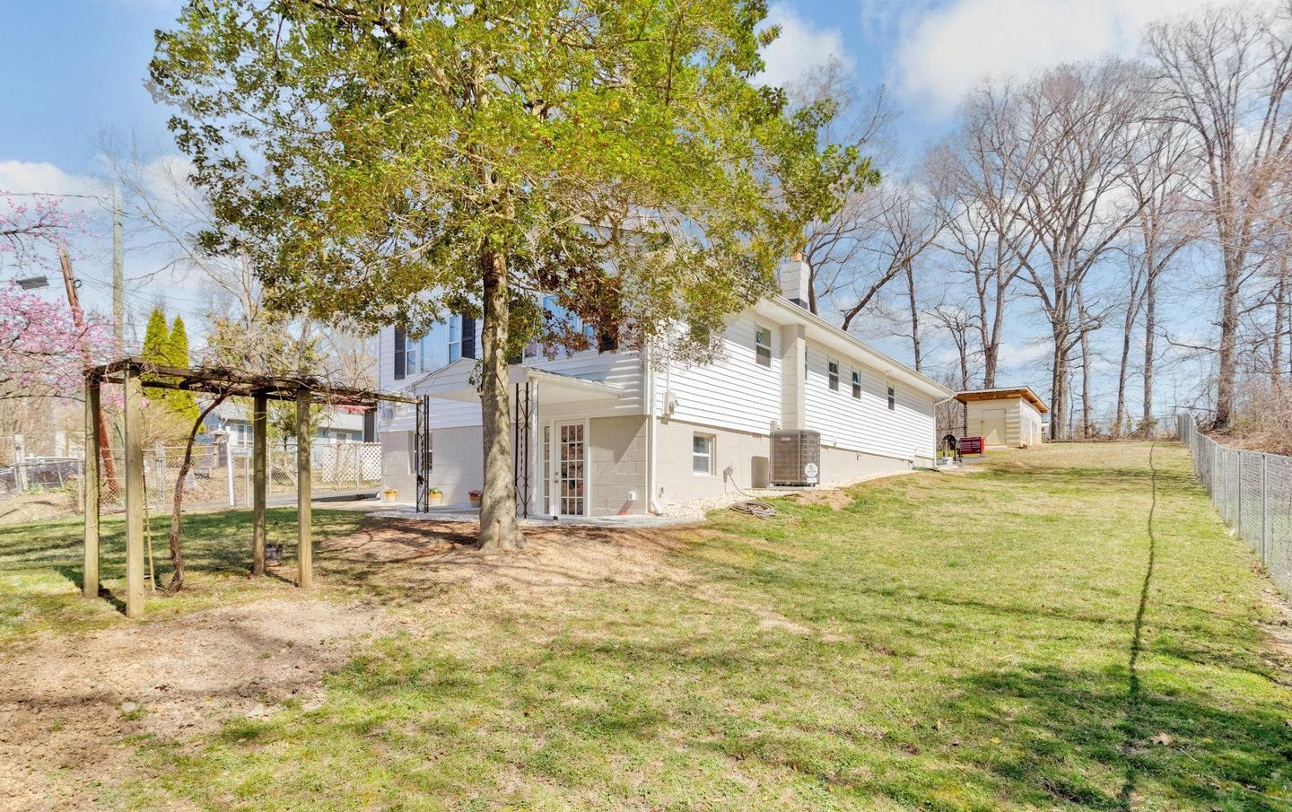 19005 Queen Dr, Triangle, VA