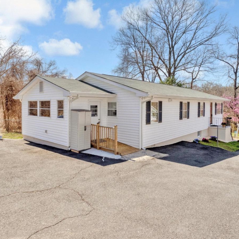 19005 Queen Dr, Triangle, VA
