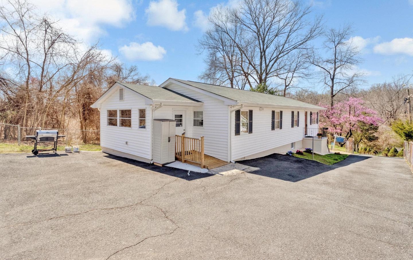 19005 Queen Dr, Triangle, VA