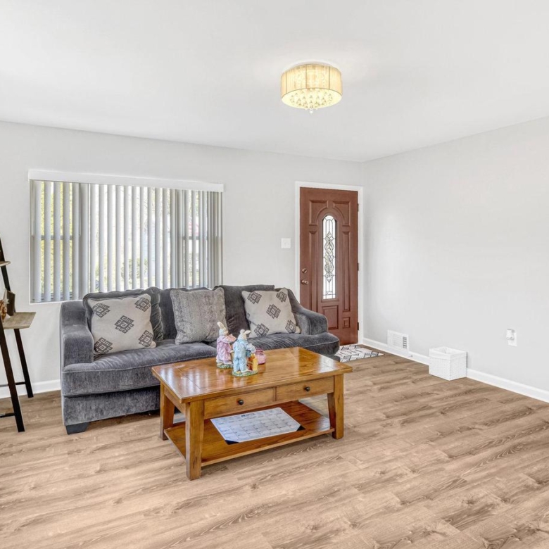 19005 Queen Dr, Triangle, VA