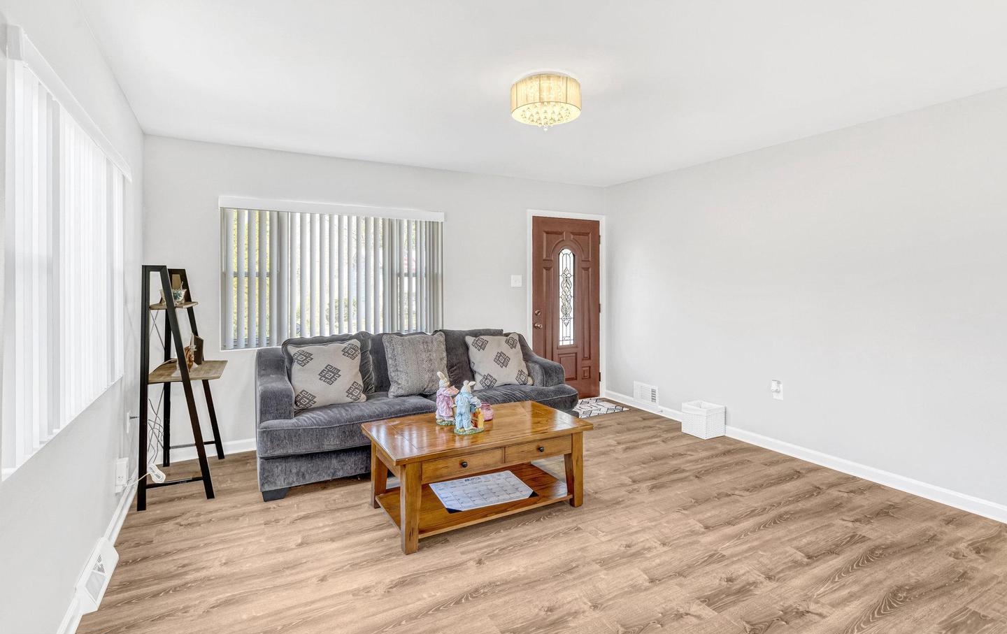 19005 Queen Dr, Triangle, VA