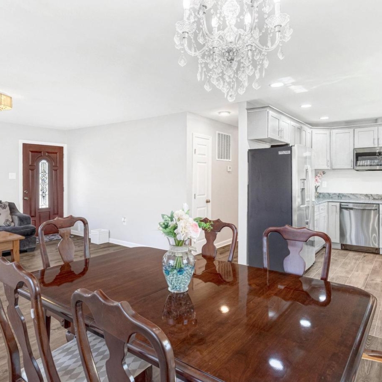 19005 Queen Dr, Triangle, VA
