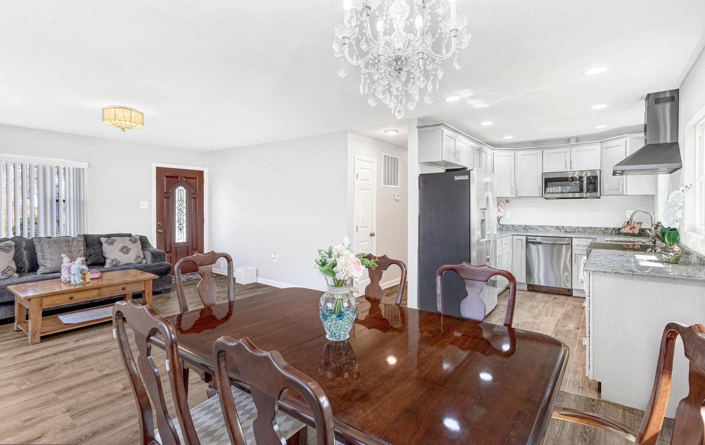 19005 Queen Dr, Triangle, VA