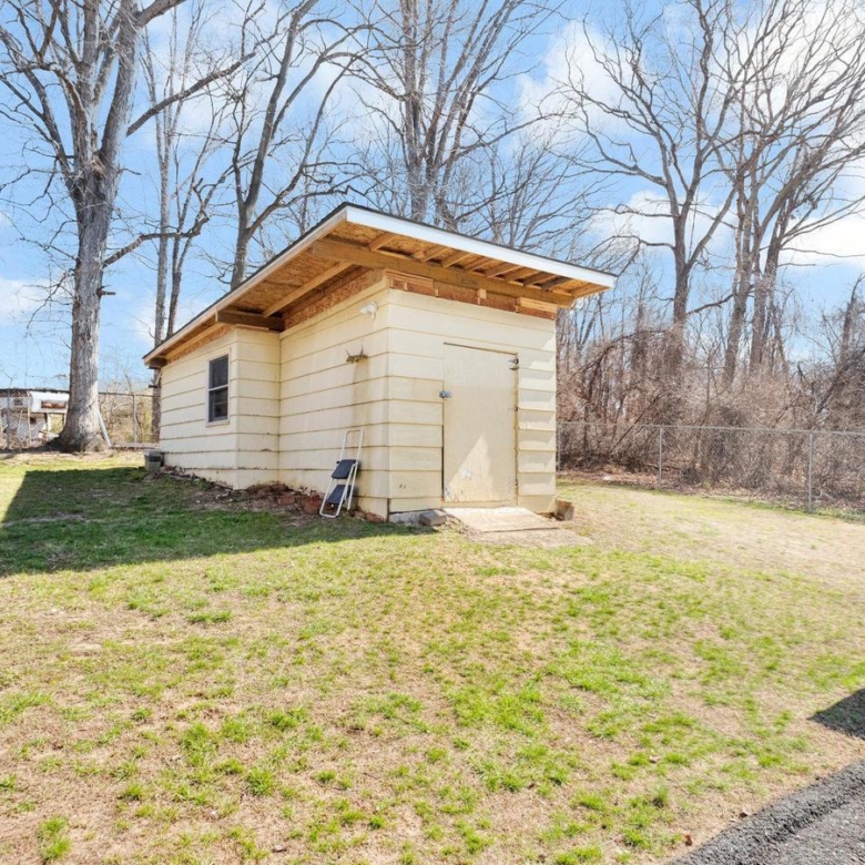19005 Queen Dr, Triangle, VA
