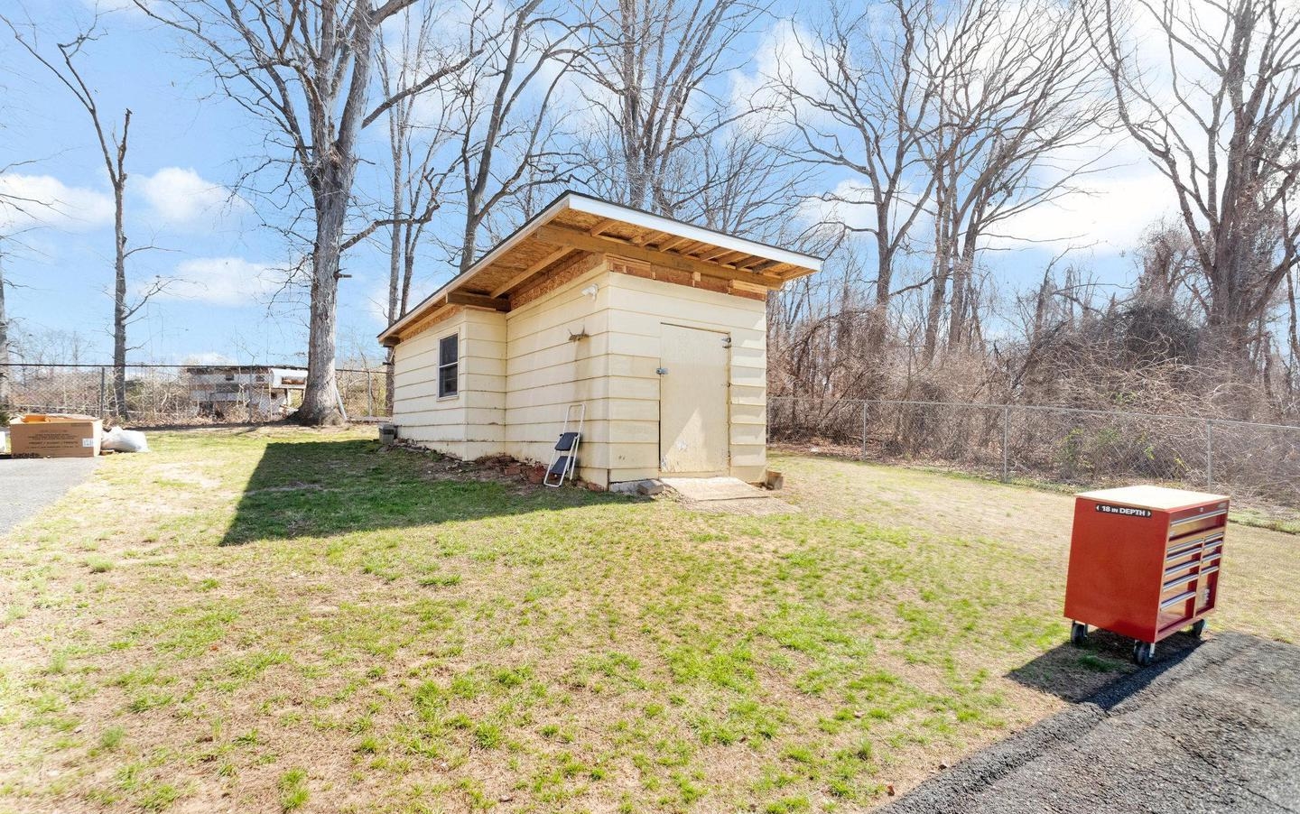 19005 Queen Dr, Triangle, VA