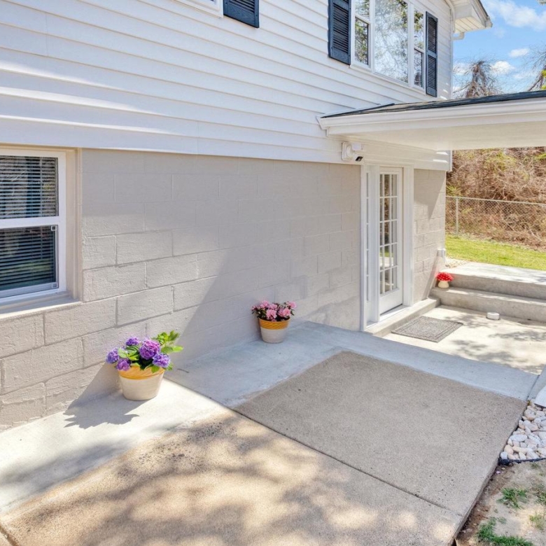 19005 Queen Dr, Triangle, VA