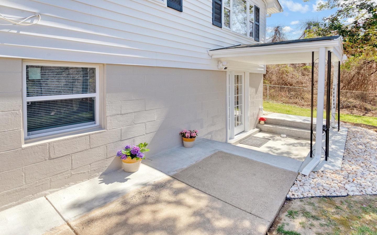 19005 Queen Dr, Triangle, VA