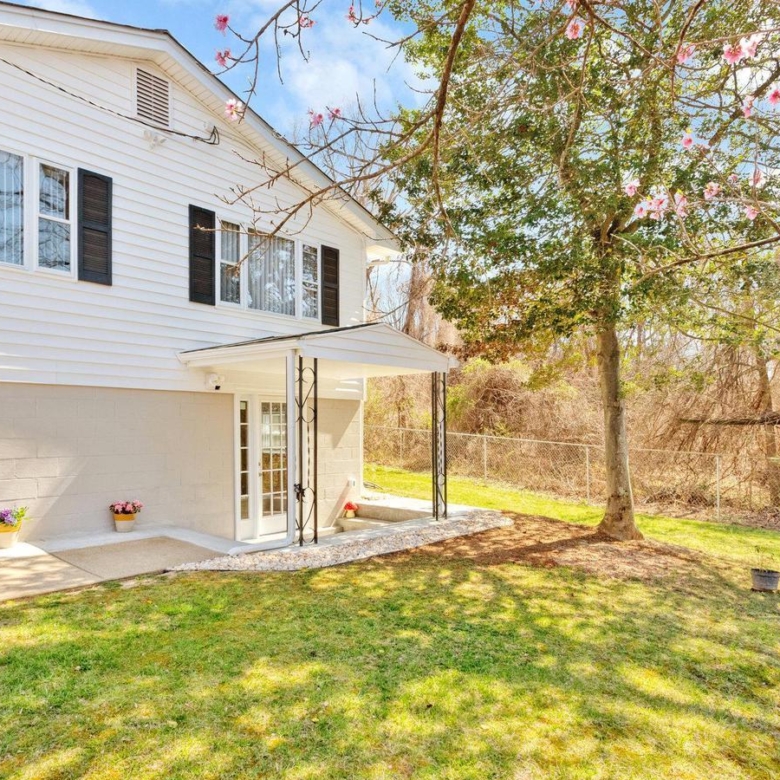 19005 Queen Dr, Triangle, VA