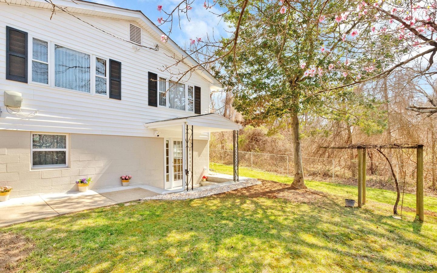 19005 Queen Dr, Triangle, VA