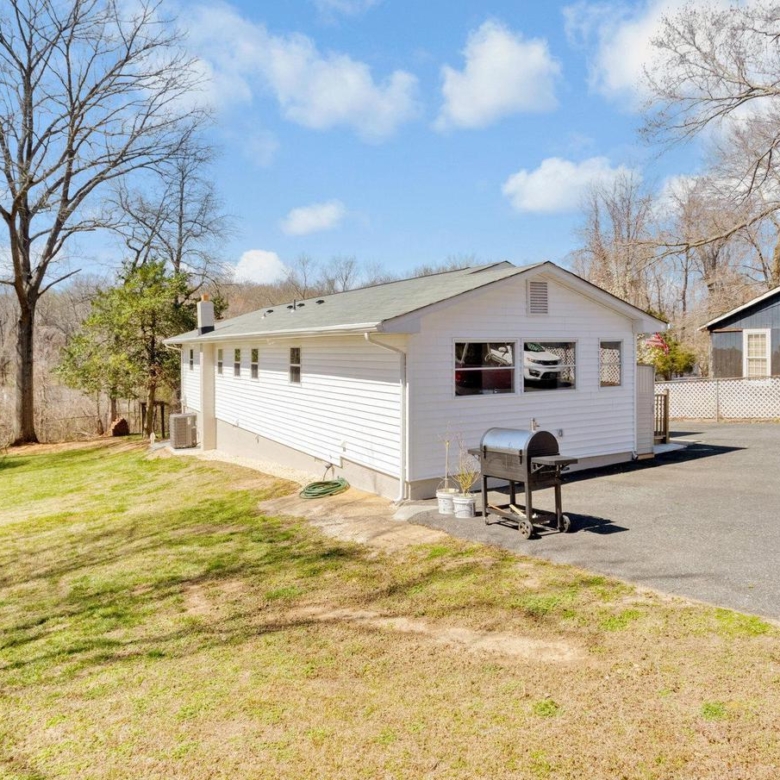 19005 Queen Dr, Triangle, VA